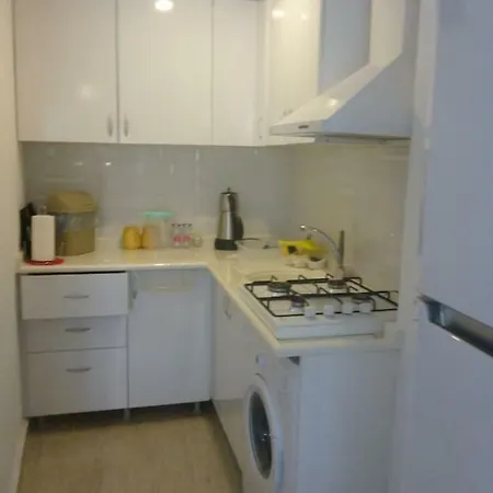 Guemuesluek Stuedyo Kuecuekev-1 Apartment *